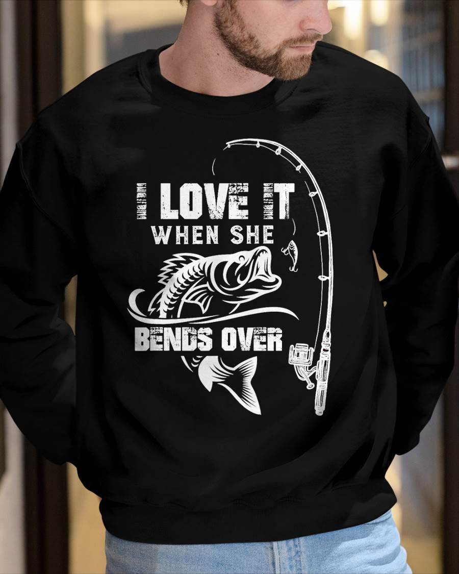 I Love It When She Bends Over - Funny Fishing T-Shirt