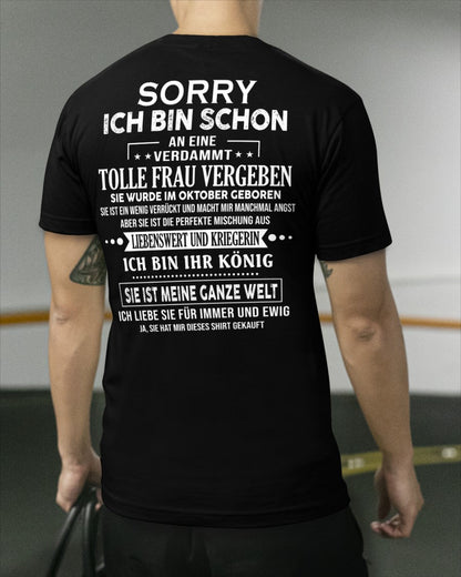 Sorry Mädels, ich bin vergeben – Meine Freundin ist verrückt und süß – Das perfekte Geschenk für deinen Freund - (SKU05-08-10) - NINA10