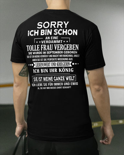 Sorry Mädels, ich bin vergeben – Meine Freundin ist verrückt und süß – Das perfekte Geschenk für deinen Freund - (SKU05-08-09) - NINA09