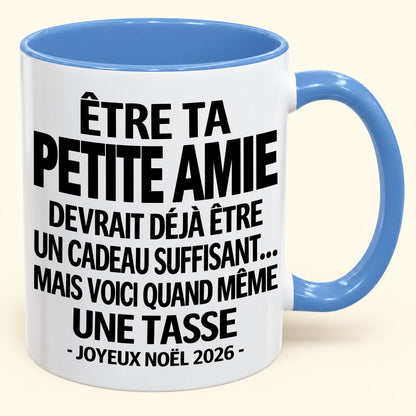 Être ta petite amie est déjà un cadeau suffisant – Mug bicolore humoristique – Cadeau de Noël 2026 (SKU2610-267) MUGFR