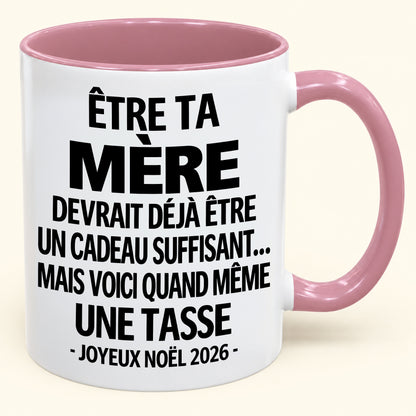 Être ta mère est déjà un cadeau suffisant – Mug bicolore humoristique – Cadeau de Noël 2026 (SKU2610-154) MUGFR