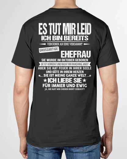 OKTOBER - SIE IST MEINE GANZE WELT ICH LIEBE SIE FÜR IMMER UND EWIG - Das perfekte Geschenk für Ihren Ehemann - GER/NINA10 (SKU2605-350-10)