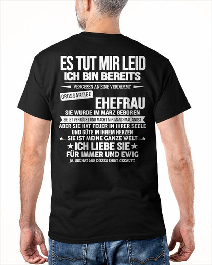 MÄRZ - ICH BIN BEREITS AN EINE VERDAMMT GROSSARTIGE EHEFRAU VERGEBEN - Das perfekte Geschenk für Ihren Ehemann - GER/NINA03 (SKU2606-183-03)