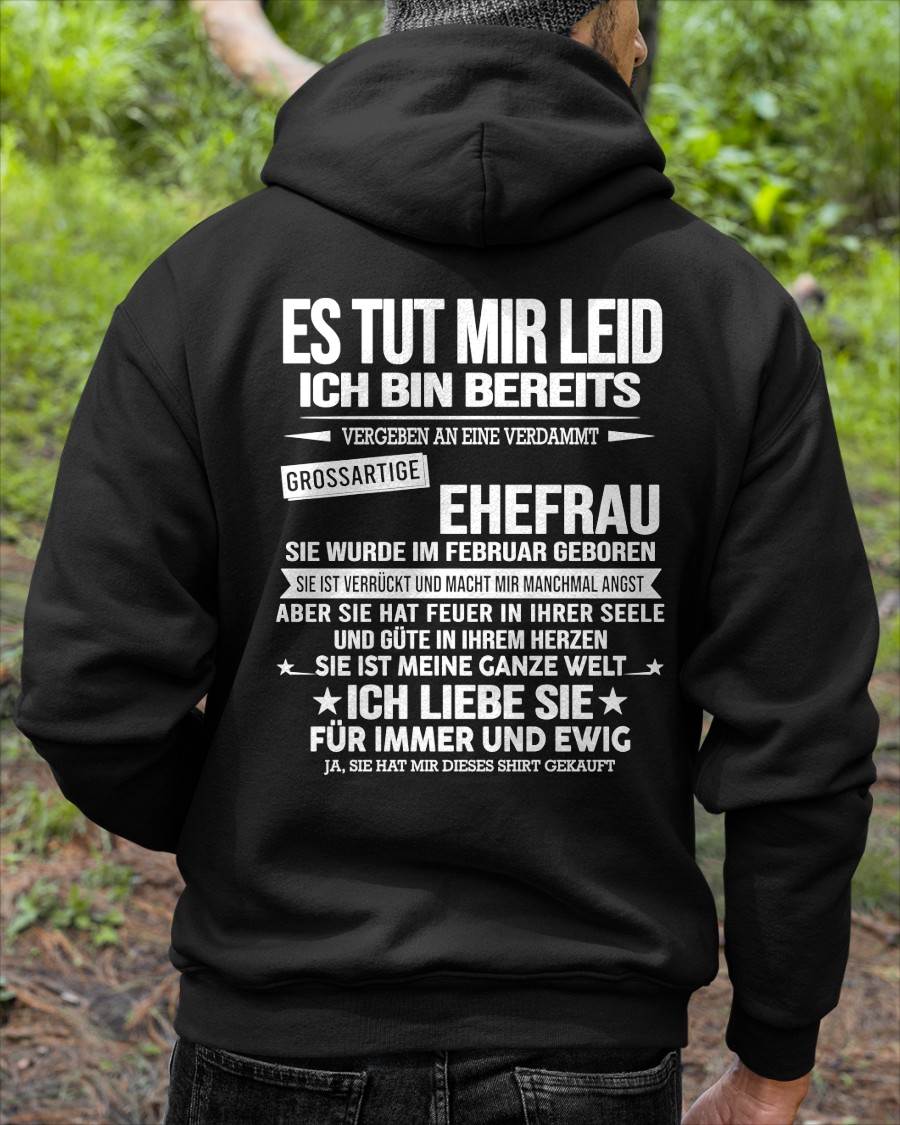 FEBRUAR - ICH BIN BEREITS AN EINE VERDAMMT GROSSARTIGE EHEFRAU VERGEBEN - Das perfekte Geschenk für Ihren Ehemann - GER/NINA02 (SKU2606-183-02)