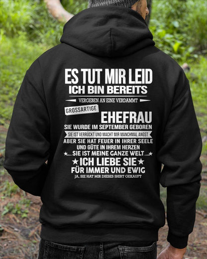 SEPTEMBER - ICH BIN BEREITS AN EINE VERDAMMT GROSSARTIGE EHEFRAU VERGEBEN - Das perfekte Geschenk für Ihren Ehemann - GER/NINA09 (SKU2606-183-09)