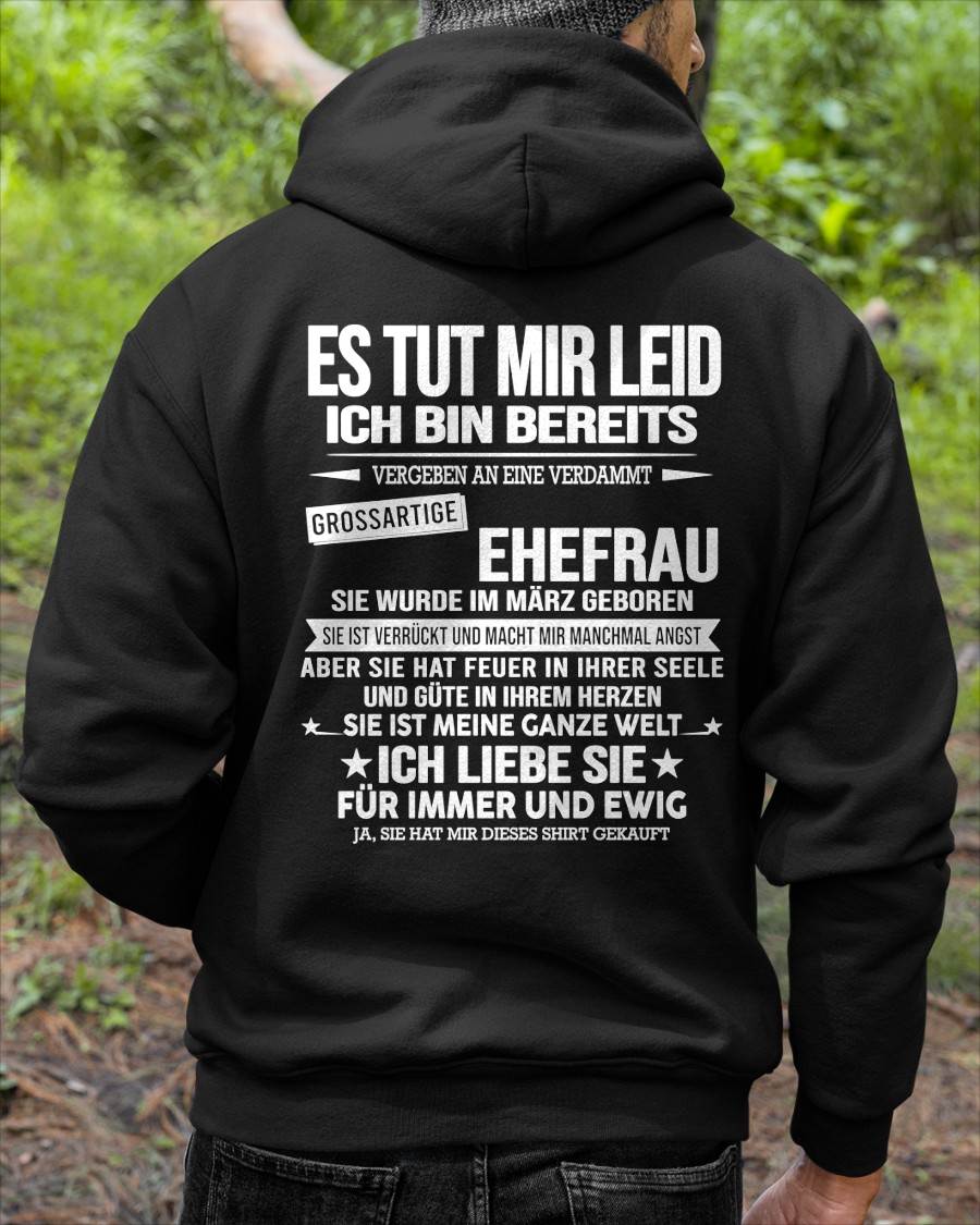 MÄRZ - ICH BIN BEREITS AN EINE VERDAMMT GROSSARTIGE EHEFRAU VERGEBEN - Das perfekte Geschenk für Ihren Ehemann - GER/NINA03 (SKU2606-183-03)