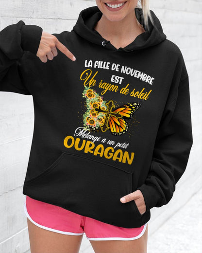 NOVEMBRE - LA FILLE DE NOVEMBRE EST UN RAYON DE SOLEIL MÉLANGÉ À UN PETIT OURAGAN - FMA - FR/NINA11 (SKU2603-153-11)